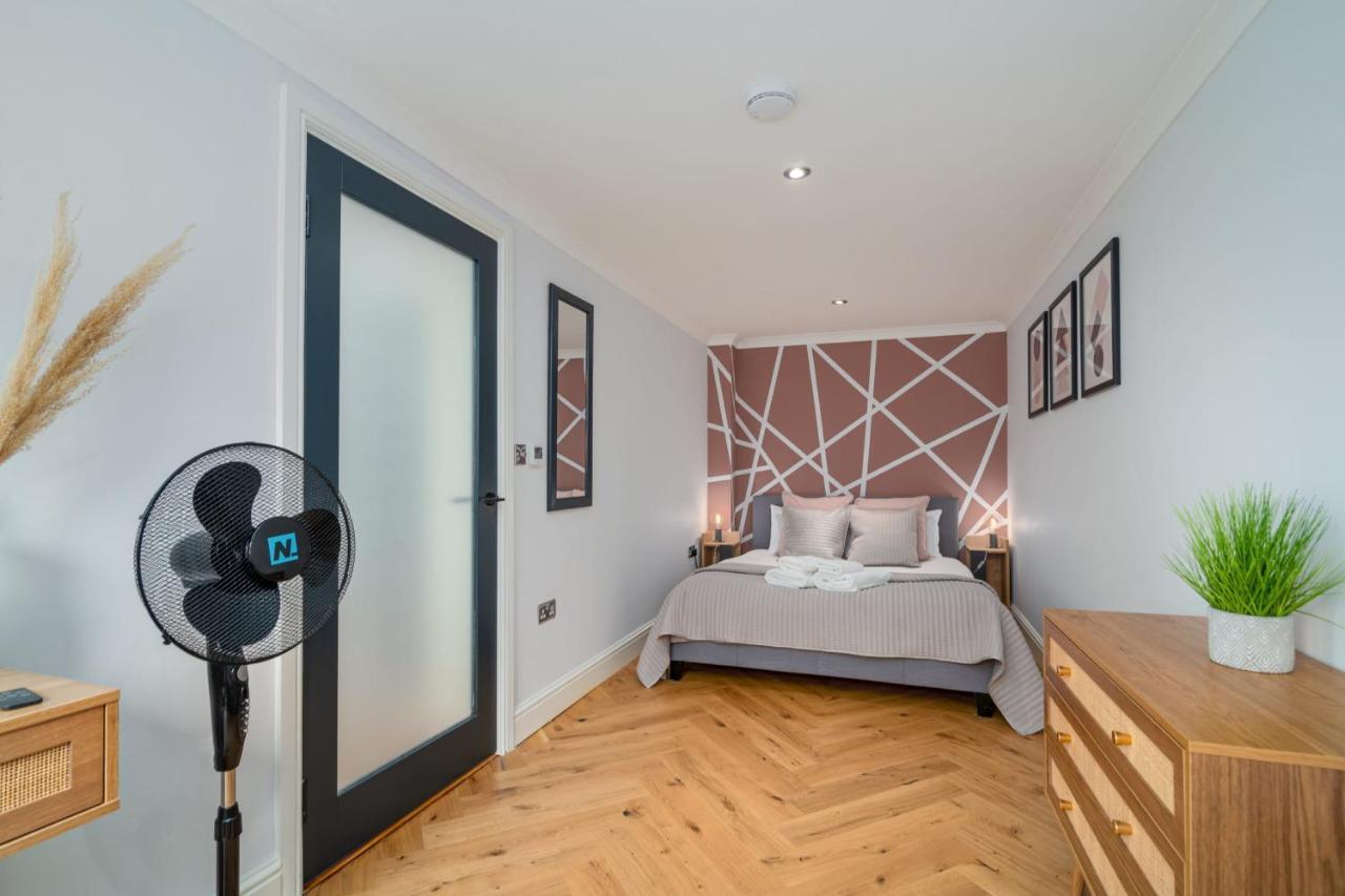Guestready - Unique Home Near Wimbledon With Gorgeous Deck And Parking Лондон Экстерьер фото
