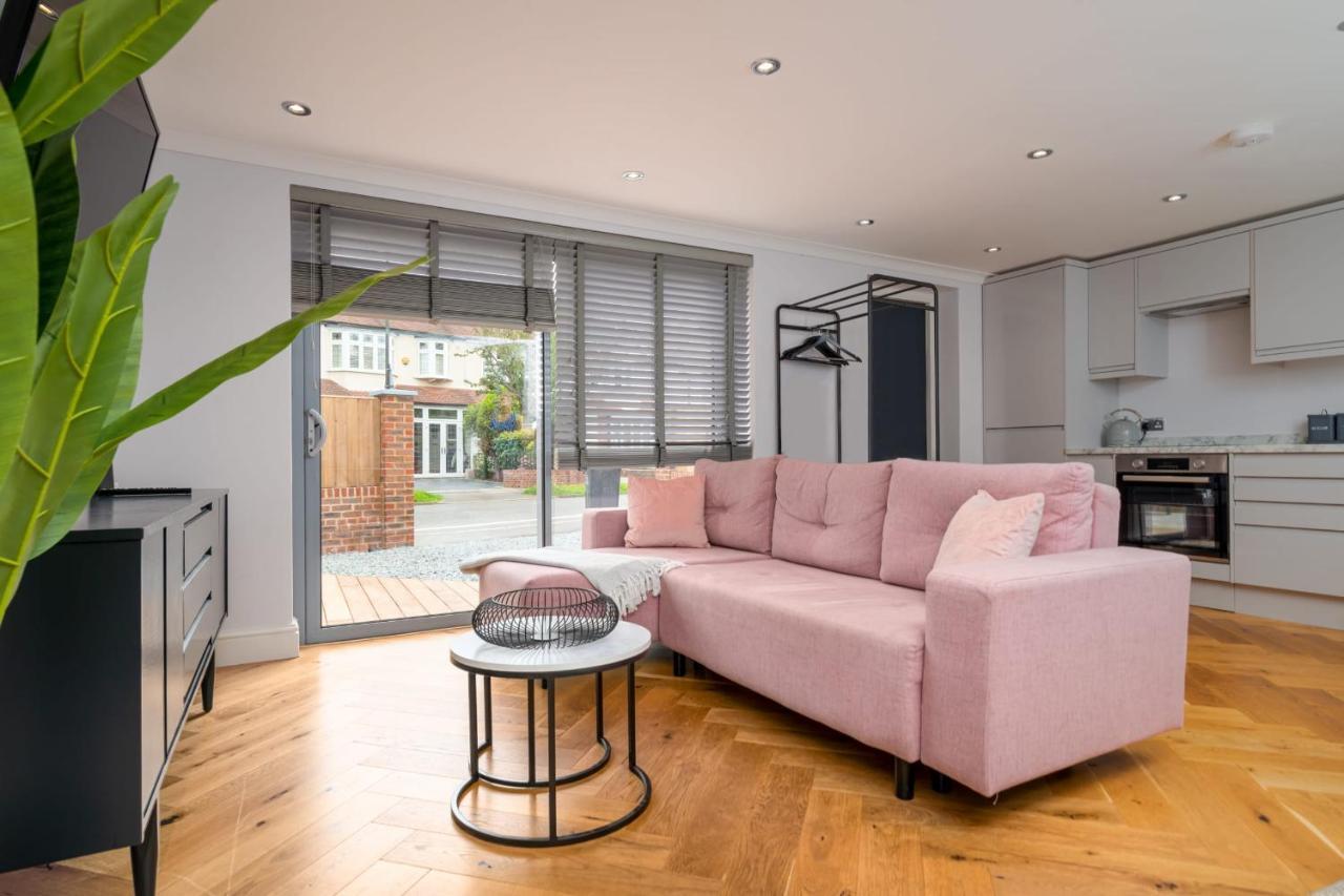 Guestready - Unique Home Near Wimbledon With Gorgeous Deck And Parking Лондон Экстерьер фото